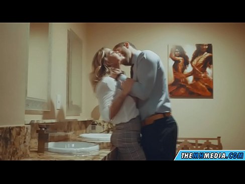 ❤️ As in busty blonde jo ferliedt yn in iepenbier toilet ❤️❌ Russyske porno by ús fy.shufflesex.ru ❌❤
